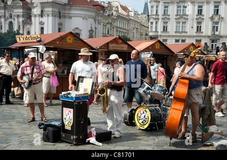 Août 2011, Prague, République tchèque - jazz band joue de la musique sur la place de la Vieille Ville Banque D'Images