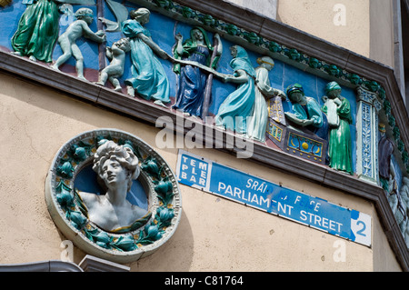 Détail de la frise en terre cuite dans le soleil Édifice Chambers sur Parliament Street à Dublin, Irlande Banque D'Images