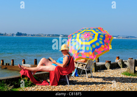 Couple se détendant sur la plage de West Wittering le jour le plus chaud de l'année étonnamment à l'automne 1er octobre. West Sussex, Angleterre, Royaume-Uni Banque D'Images