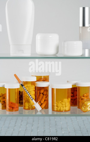 Armoire à pharmacie avec bouteilles de pilules et d'une seringue Banque D'Images