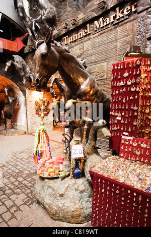 London Camden Town marché Tunnel écuries cheval en bronze bronze statue bijoux ethnique turc narguilé blocage tuyau eau €20 vente Banque D'Images