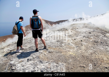 Les touristes sur l'île de Vulcano, le Gran Cratere, volcan actif d'Eolie, Iles Eoliennes, Sicile, Sicile, Italie Banque D'Images