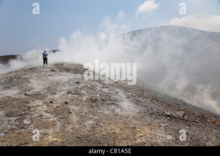 Tourisme l'île de Vulcano, le Gran Cratere, volcan actif d'Eolie, Iles Eoliennes, Sicile, Sicile, Italie Banque D'Images