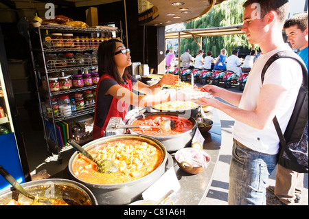 London Camden Lock Village Ville écuries marché coloré cuisine asiatique et indienne d'attente de clients de décrochage au curry Banque D'Images