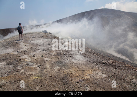 Tourisme l'île de Vulcano, le Gran Cratere, volcan actif d'Eolie, Iles Eoliennes, Sicile, Sicile, Italie Banque D'Images