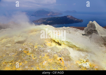 L'île de Vulcano, le Gran Cratere, volcan actif d'Eolie, Iles Eoliennes, Sicile, Sicile, Italie, Europe Banque D'Images