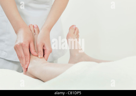 Woman Receiving Massage des pieds Banque D'Images