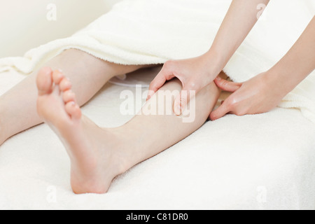 Woman Receiving Massage des pieds Banque D'Images