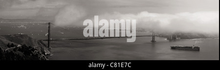 Golden Gate Bridge avec brouillard rouler dans San Francisco. Visible d'Alcatraz Banque D'Images