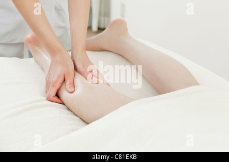 Woman Receiving Massage des pieds Banque D'Images