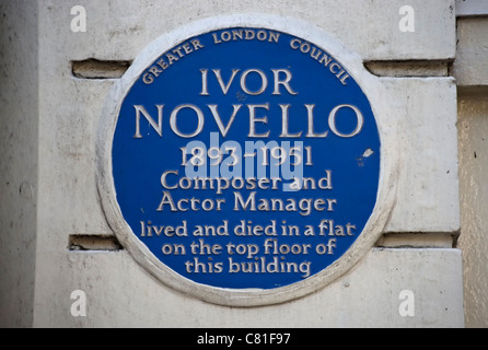 Blue plaque marquant une maison de compositeur et acteur manager Ivor Novello, à l'Adelphi Theatre, Londres, Angleterre Banque D'Images