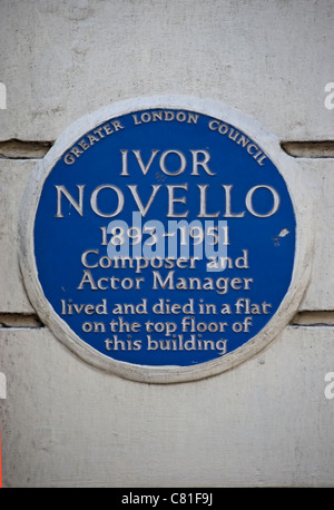 Blue plaque marquant une maison de compositeur et acteur manager Ivor Novello, à l'Adelphi Theatre, Londres, Angleterre Banque D'Images