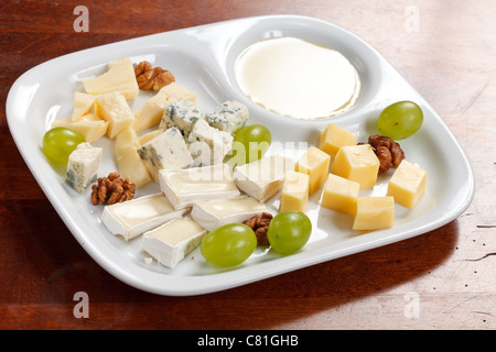 Assiette de fromage avec des raisins et du miel Banque D'Images
