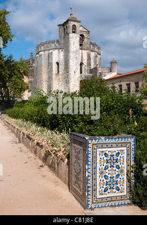 L'église ronde (rotunda) du Convento do Cristo à Tomar, Portugal avec une partie du jardin et un sol carrelé bleu-pilier. Banque D'Images