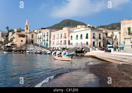 Vue sur le petit village de pêcheurs de Lipari, Eolie, Iles Eoliennes, Sicile, Sicile, Italie Banque D'Images