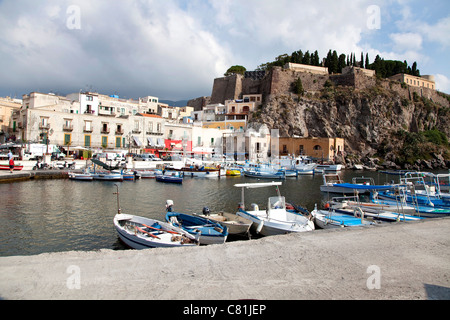 Vue sur le petit village de pêcheurs de Lipari, Eolie, Iles Eoliennes, Sicile, Sicile, Italie Banque D'Images