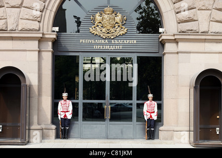 Les gardes d'HONNEUR EN DEHORS DE LA PRÉSIDENCE bulgare de la présidence bulgare Sofia le 31 août 2011. Banque D'Images