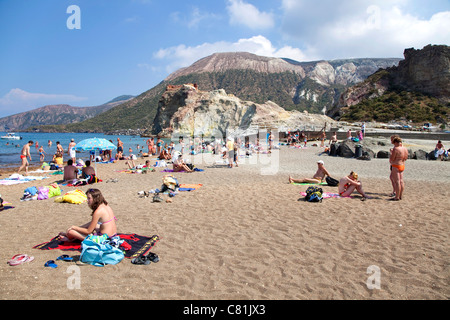 Les gens sur la plage, l'île de Vulcano, volcan actif d'Eolie, Iles Eoliennes, Sicile, Sicile, Italie Banque D'Images