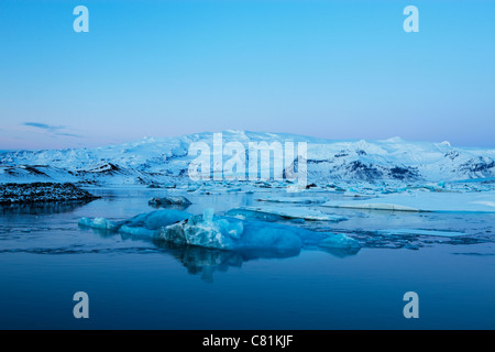 À la tombée de la lagune glaciaire dans le sud de l'Islande Banque D'Images