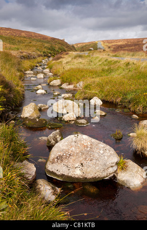 L'Irlande, Co Wicklow, Sally Gap, ruisseau de montagne, sur le col de montagne Banque D'Images