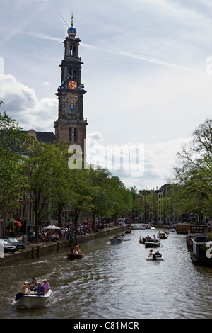 Eglise par canal à Amsterdam Banque D'Images