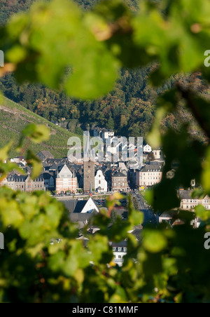 Vue de l'après-midi de Bernkastel-Kues village de vignoble sur Moselle dans la vallée de la Moselle en Allemagne Banque D'Images