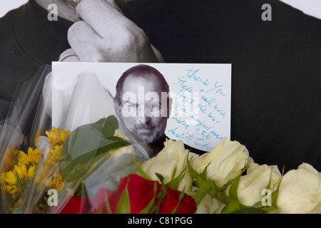 Laisser des fans de fleurs et des pommes avec une bouchée d'eux en dehors de l'Apple Store à Londres après la mort de Steve Jobs Banque D'Images