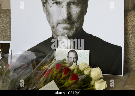 Laisser des fans de fleurs et des pommes avec une bouchée d'eux en dehors de l'Apple Store à Londres après la mort de Steve Jobs Banque D'Images