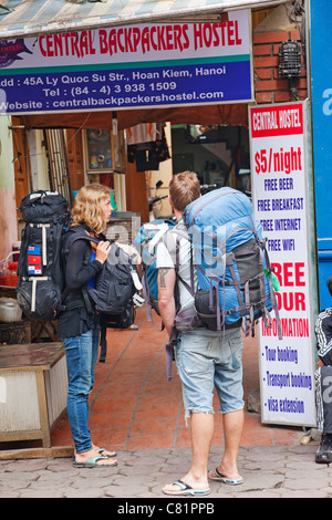 Vietnam, Hanoi, les jeunes étrangers en face de Backpackers Hostel Banque D'Images