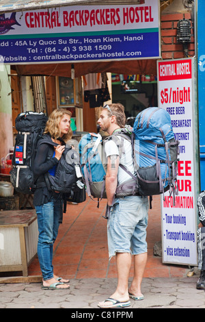 Vietnam, Hanoi, les jeunes étrangers en face de Backpackers Hostel Banque D'Images