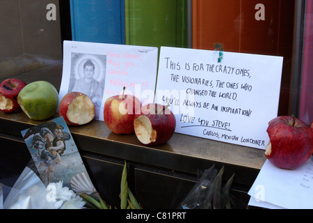 Laisser des fans de fleurs et des pommes avec une bouchée d'eux en dehors de l'Apple Store à Londres après la mort de Steve Jobs Banque D'Images