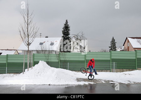 Flatland BMX rider Monika Hinz, équitation, vélo en hiver, Bade-Wurtemberg, Allemagne Banque D'Images