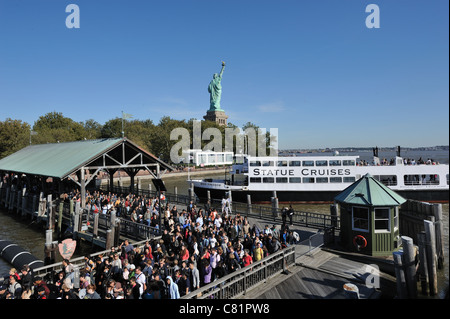 Statue Cruises ferries prendre les visiteurs de Battery Park à Manhattan et du Liberty Park dans le New Jersey pour Liberty Island. Banque D'Images