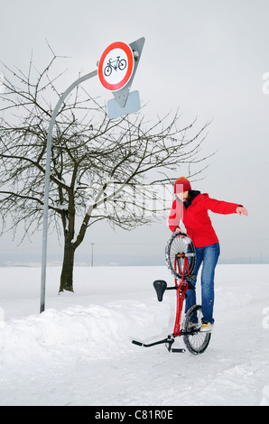 Flatland BMX rider Monika Hinz, école son vélo dans la neige, Bade-Wurtemberg, Allemagne Banque D'Images