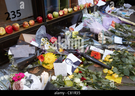 Laisser des fans de fleurs et des pommes avec une bouchée d'eux en dehors de l'Apple Store à Londres après la mort de Steve Jobs Banque D'Images