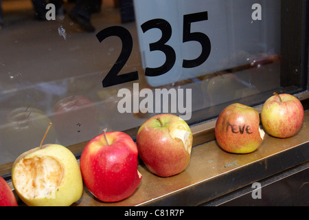 Laisser des fans de fleurs et des pommes avec une bouchée d'eux en dehors de l'Apple Store à Londres après la mort de Steve Jobs Banque D'Images