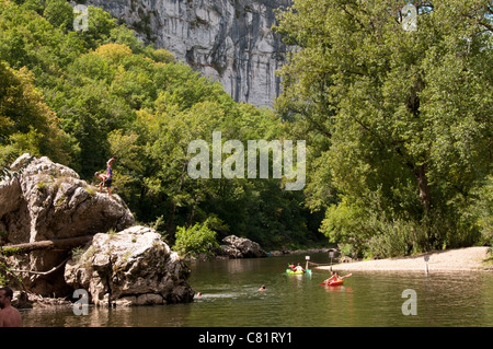 Les gens la natation et le canoë-kayak dans la rivière de l'Aveyron, à St-Antonin Noble-Val, Tarn-et-Garonne, Midi-Pyrénées, France Banque D'Images