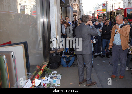 Laisser des fans de fleurs et des pommes avec une bouchée d'eux en dehors de l'Apple Store à Londres après la mort de Steve Jobs Banque D'Images