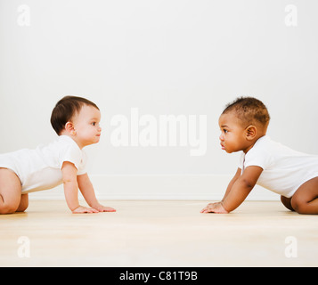 Bébés ramper sur le plancher Banque D'Images