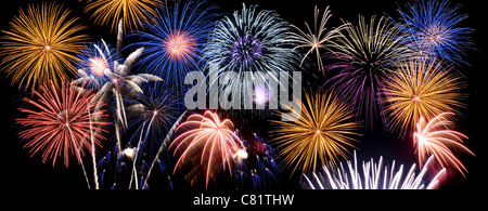 D'artifice de couleurs multiples éclatant sur un fond noir Banque D'Images