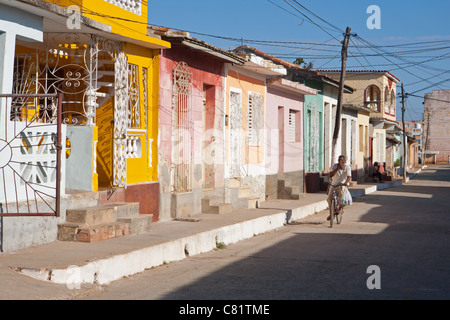TRINIDAD : Scène de rue avec des cyclistes Banque D'Images