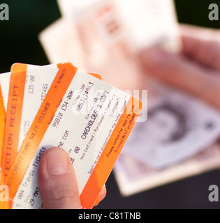 Personne qui détient des billets de train Banque D'Images