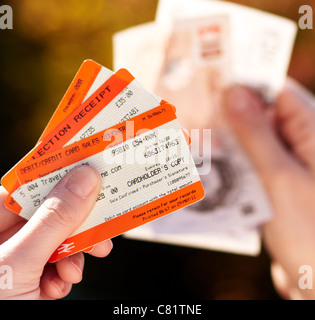 Personne qui détient des billets de train Banque D'Images