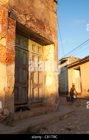 TRINIDAD : coin de rue avec cyclist Banque D'Images