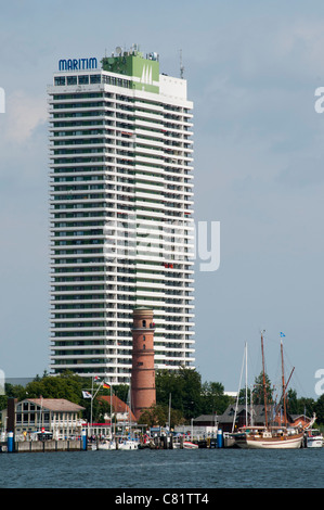 Hôtel Maritim et le vieux phare, la mer Baltique Travemuende Baie de Luebeck Schleswig-Holstein Allemagne Europe Banque D'Images