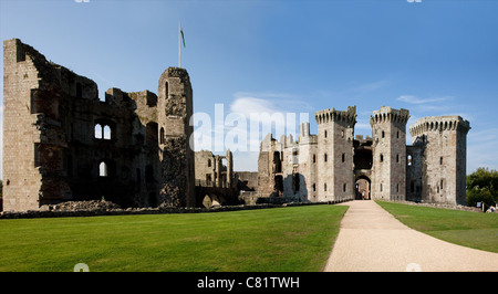 La Grande Tour et maison de gardien du château de Raglan près de Monmouth au Pays de Galles du Sud Banque D'Images