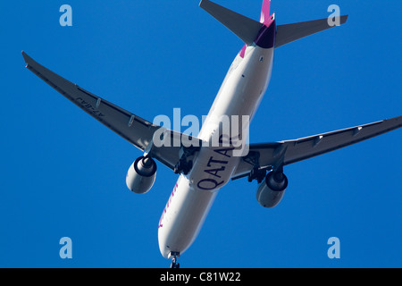 Boeing 777-3DZ/ER du Qatar Airways vers l'arrivée de Londres Heathrow, Londres, UK Banque D'Images