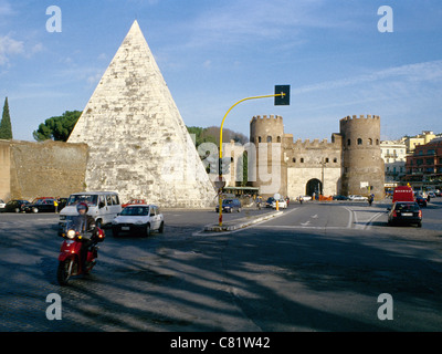 Piramide di Ponte Cestio & Porta San Paolo, Rome, Italie. Banque D'Images