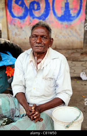 Portrait de vieux indien qui vit dans la rue ; il est un lépreux avec mains déformées et a la cataracte dans les yeux, partiellement aveugle Banque D'Images