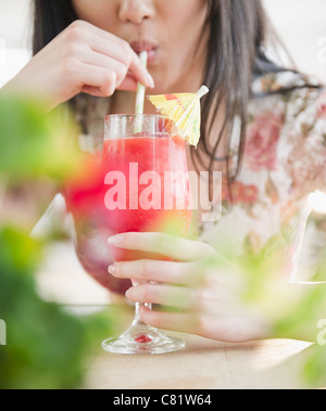 Korean woman drinking cocktail tropical Banque D'Images